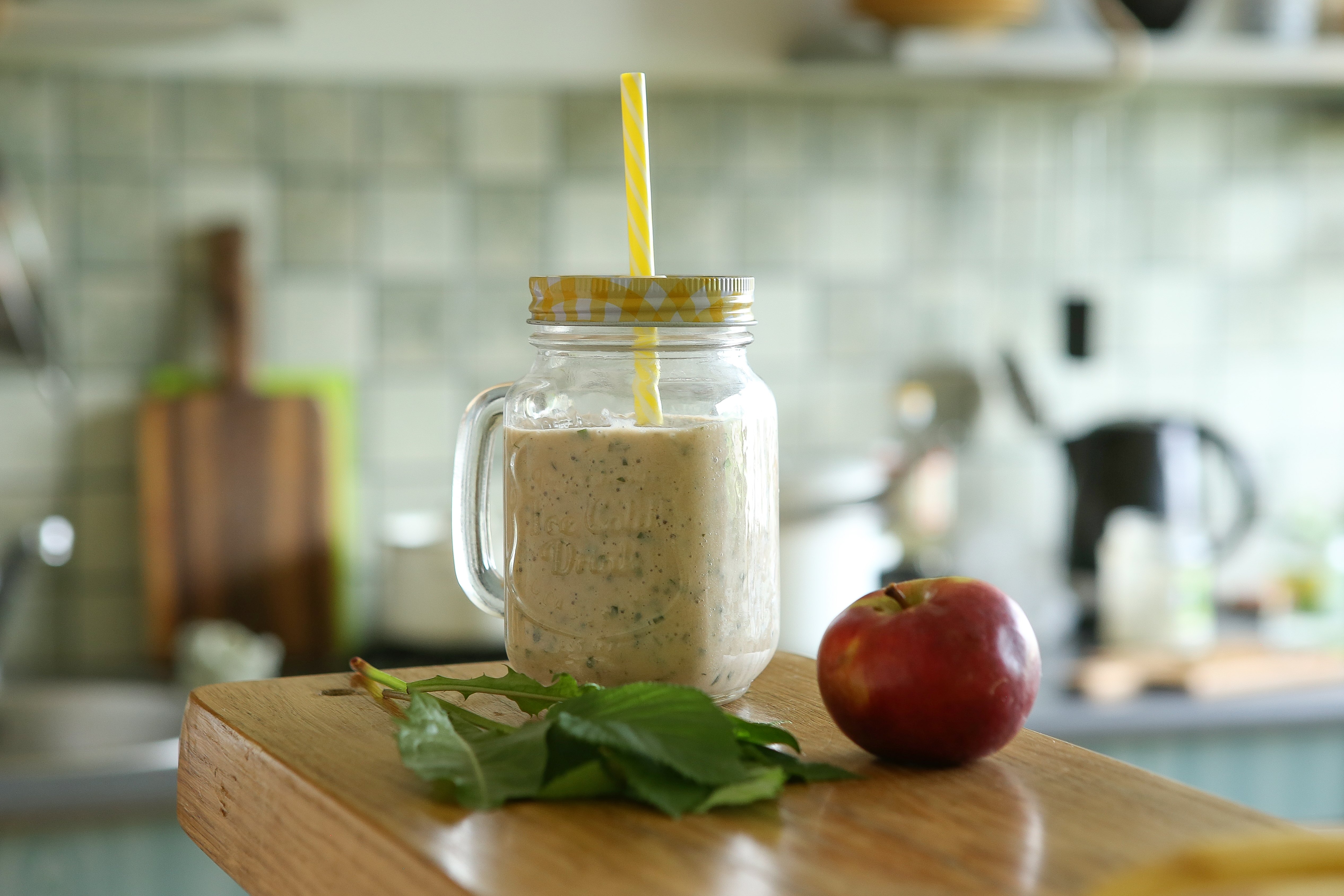 wildkräuter-apfel-smoothie